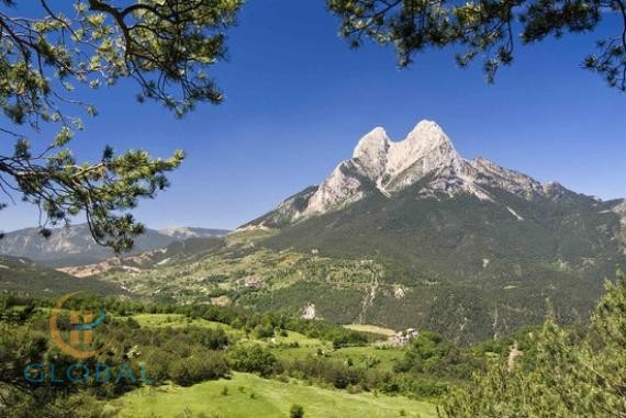 Luxurious 3 * mountain hotel with restaurant 20km from Barcelona