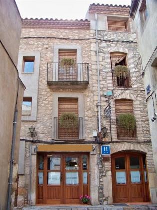 2 * Hotel with restaurant in a picturesque village 35 minutes from Tarragona and beach