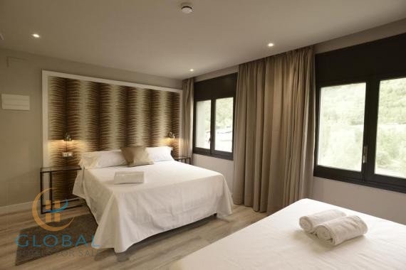 Stylish renovated hotel near ski slopes with restaurant / 20 bedrooms