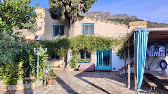 Charming BB in a small village in the middle of citrus groves, 15 minutes from the beaches