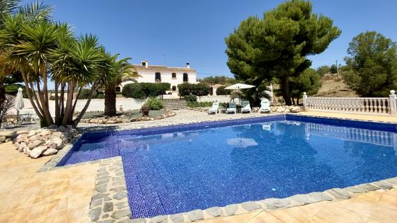 Large Country house around Murcia with hotel licence, plot of 18 ha ideal for a retreat