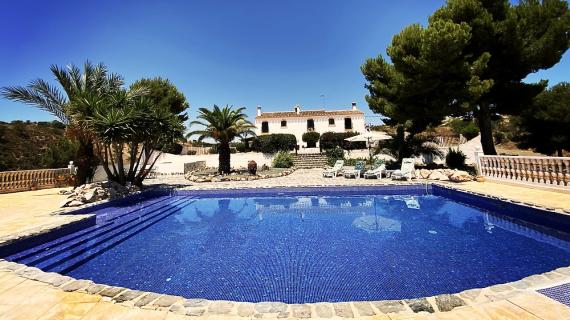 Large Country house around Murcia with hotel licence, plot of 18 ha ideal for a retreat