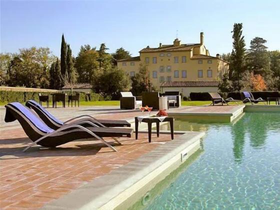 Rare and Exclusive Investment - Historical Villa Hotel with vineyards and agricultural land in Tuscany